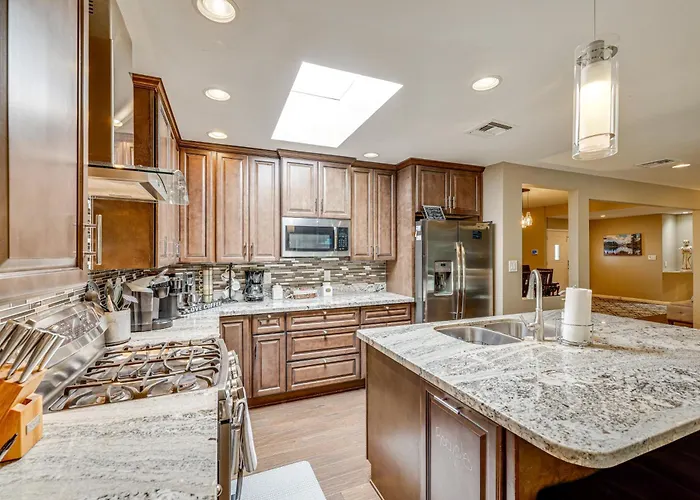 8 Mi To Old Town Scottsdale: Family Home! *