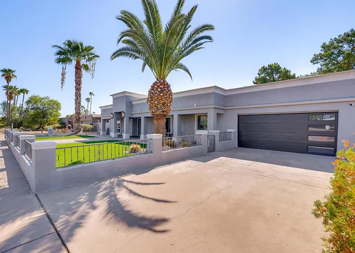 8 Mi To Old Town Scottsdale: Family Home!