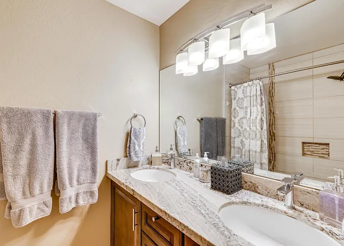 8 Mi To Old Town Scottsdale: Family Home!