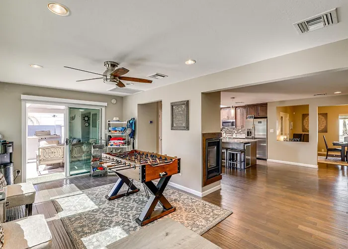 8 Mi To Old Town Scottsdale: Family Home!